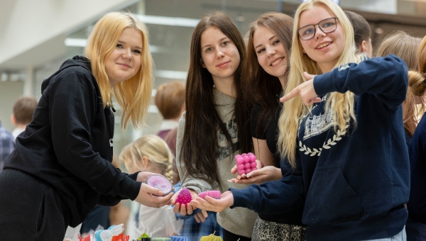 Minifirma Valgusvaim tuli Kagukeskusesse laadale Jõgevalt. „Viimati käisime Põltsamaal laadal ja seal saime isegi autasu, võitsime teiste õpilasfirmade hulgas esikoha,” rääkisid Valgusvaimu loojad. Kagukeskuses toimunud laata hindasid nad üsna väljakutserohkeks ja väsitavaks. „Me hakkasime üsna vara sõitma, ei soovinud hiljaks jääda. Seega oleme päris varajasest kellast juba üleval. Me jõudsime siia juba kell 8 kohale. Oli võrdlemisi pikk sõit. Kui eelmisel laadal läks meil väga hästi, siis seekord nii suurt huvi meie toodete vastu ei ole. Kuna müüme erinevaid küünlaid, siis võib asi olla ka selles, et kevadel ja suvel ei põletata nii palju küünlaid. Teisalt proovime alati siduda oma müügi mingi tähtpäevaga, näiteks nüüd naistepäevaga,” kirjeldas Andra Kaljurand. „Müüki peab proovima ikka igal võimalusel teha, suu peab kogu aeg käima,” nõustusid teised minifirma Valgusvaim liikmed. Tüdrukud õpivad Laiuse Jaan Poska põhikoolis. Fotol paremalt: Andra Kaljurand, Lili-Mirtel Sepp, Anelle Kliiman ja Trinity Kaljurand. FOTOD: Aigar Nagel